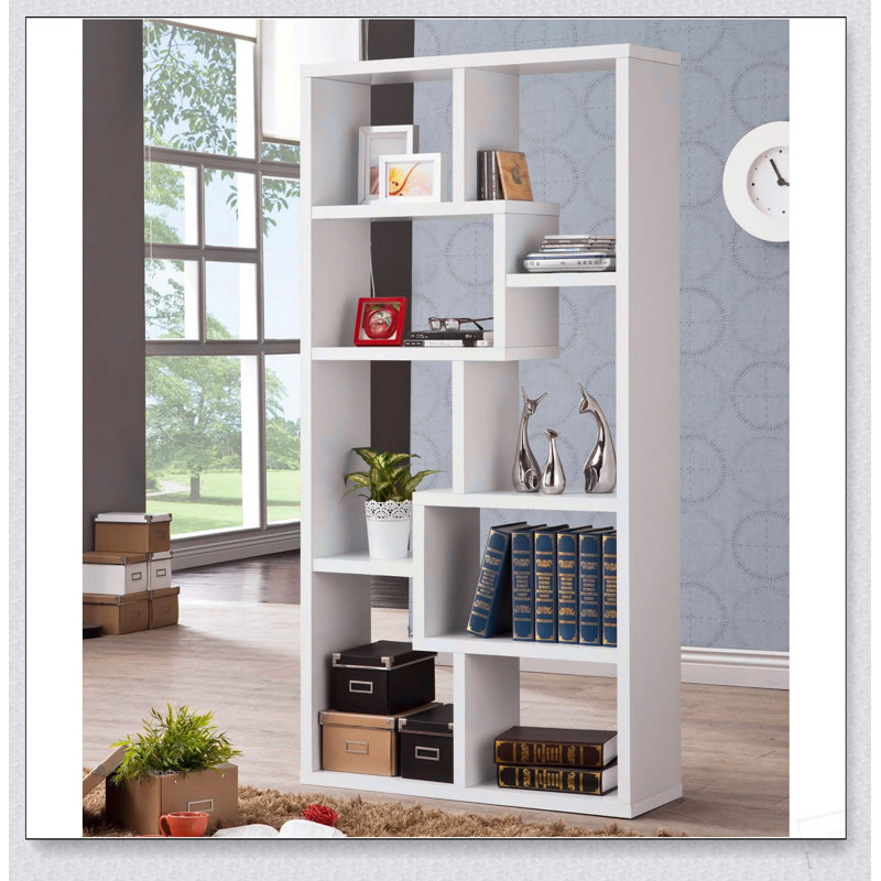Bibliothèque géométrique blanche à 8 étagères, au design durable et offrant un grand espace de rangement, idéale pour les intérieurs modernes et traditionnels.