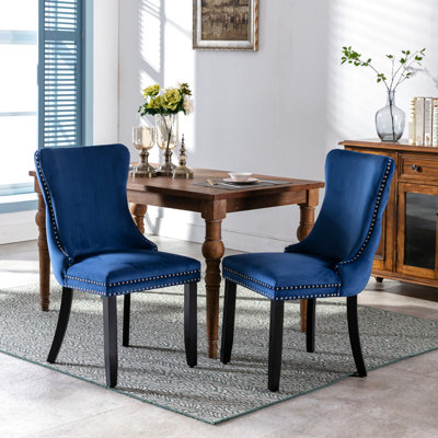 De 2 chaises de salle à manger en velours bleu, pieds en bois massif, garniture de surpiqûres, velours rembourré haut pour plus de confort, mousse rebondie, garniture cloutée élégante