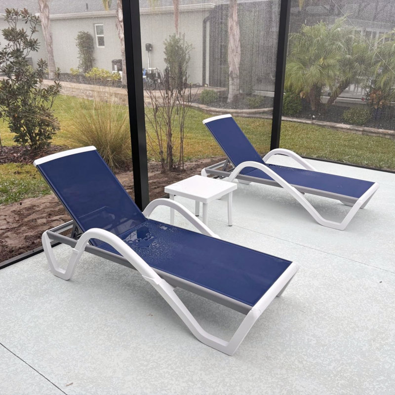 L'ensemble de chaises longues de patio comprend 2 chaises de bronzage empilables en aluminium avec accoudoirs et 1 table d'appoint