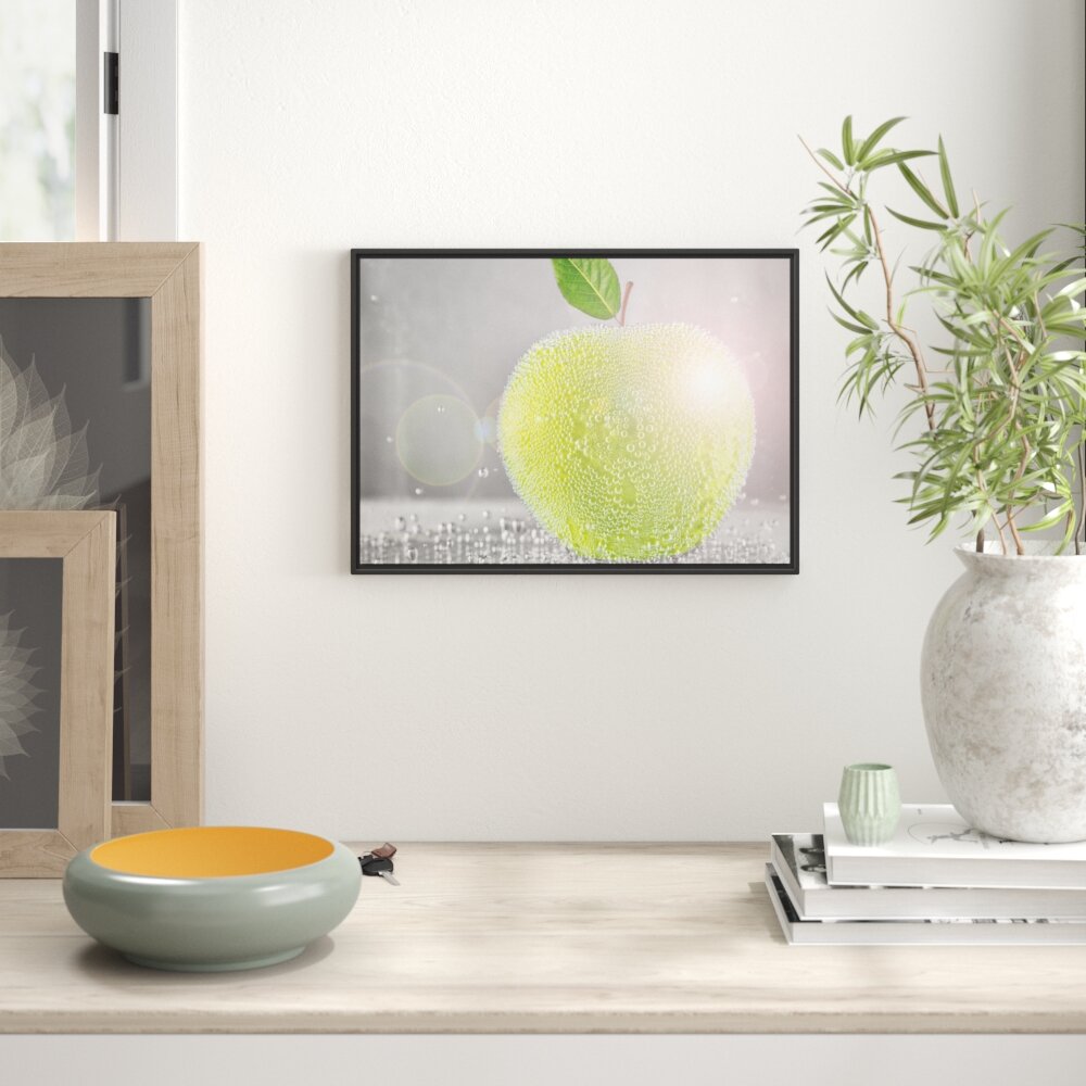 Gerahmtes Wandbild Apfel mit Wasserperlen