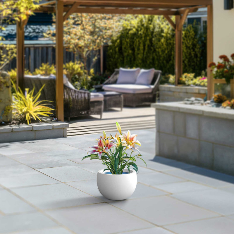 Pot à fleurs en ciment Highwoods, H 7,87 po x l 11,81 po x P 11,81 po, Blanc vif (intérieur amélioré)