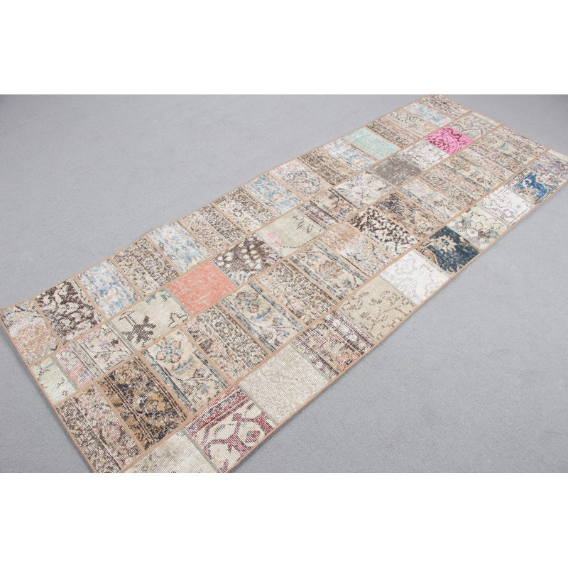 Tapis de couloir brun brun à patchwork parfait pour ajouter un charme anatolien rétro à votre couloir ou à d'autres endroits très passants