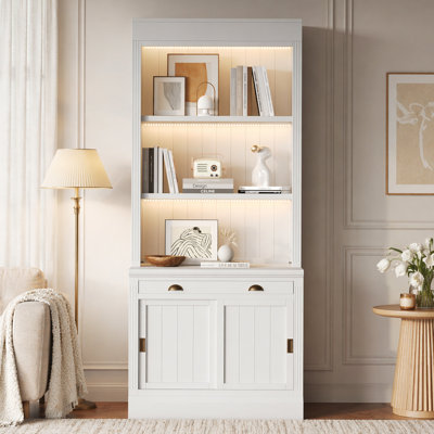 Bibliothèque de 83,4 po de hauteur avec éclairage à 3 couches DEL, bibliothèque moderne avec portes coulissantes et tablettes ouvertes, bibliothèque de rangement pour le salon, bureau à domicile, blanc