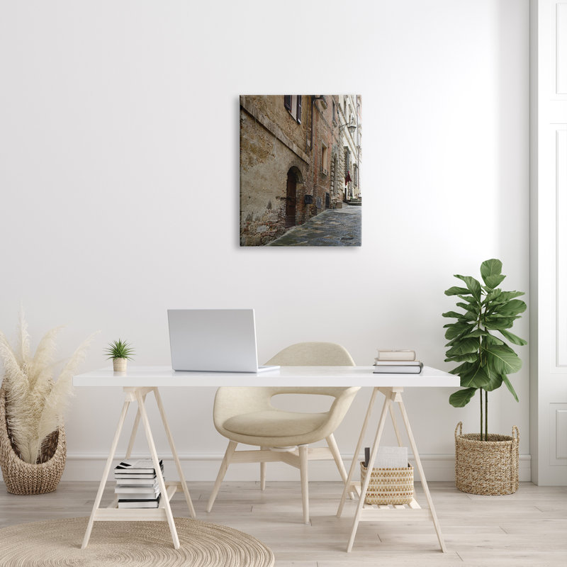 Architecture historique, allée de briques, rue extérieure, par Nancy Crowell - photographie sur bois, H 30 po x l 24 po