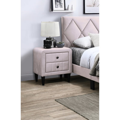 Table de chevet rose avec 2 tiroirs et une élégante armoire en velours pour une esthétique de chambre à coucher élégante