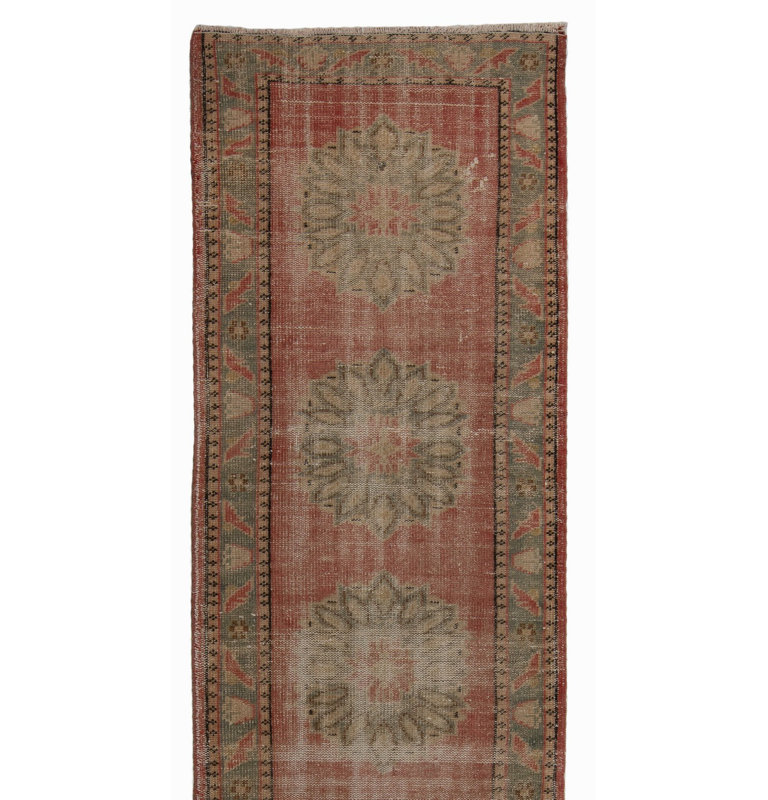 Tapis de couloir turc rétro noué à la main rouge, bleu et pierre