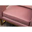 Élégante chaise rembourrée en velours rose avec découpes et base solide en métal doré-316307388