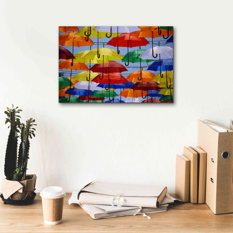 «Ferruccio Rains Umbrellas» par Epic Portfolio, estampe numérique sur toile, H 12 po x l 18 po x P 0,75 po