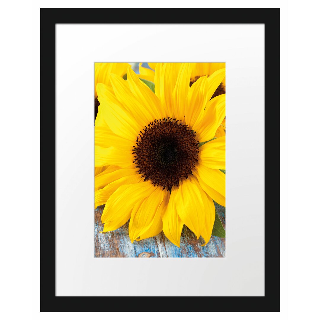 Gerahmtes Poster Sonnenblumen auf Holztisch