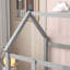 Lit de plancher en bois avec cadre de toit de maison, garde-corps de clôture-311762974-311762972