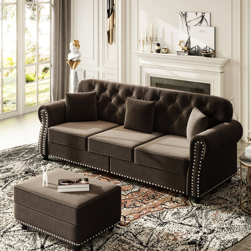 4 velours brun de style Mid-Century moderne, garniture cloutée, bouton, enroulé et cadre pour un confort à long terme