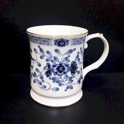 Grande tasse à fleurs bleues