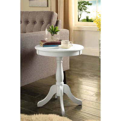 Table d'appoint blanche avec charme rustique - fabrication en bois synthétique de P 18 po x l 25 po H 8Lb ajoute du caractère aux espaces de vie Assemblage simple requis Attrait pour les pieds arrondis Profondeur Largeur Hauteur Hauteur