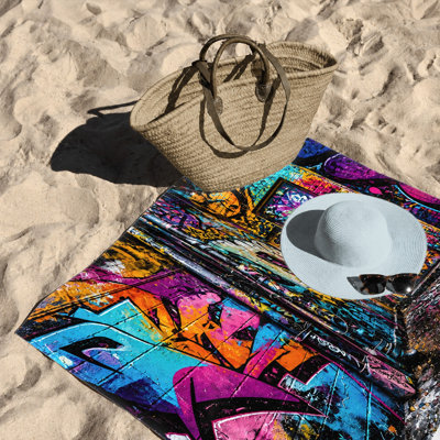 1 serviette de plage graffiti éclatante de 1 pièce, avec des peintures colorées en aérosol sur des murs de briques, un style urbain urbain. Grande microfibre pour la natation, les voyages et les activités de plein air, unisexe.