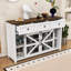 Buffet Modern Farmhouse avec porte de grange coulissante, tablettes réglables et tiroirs-811556312