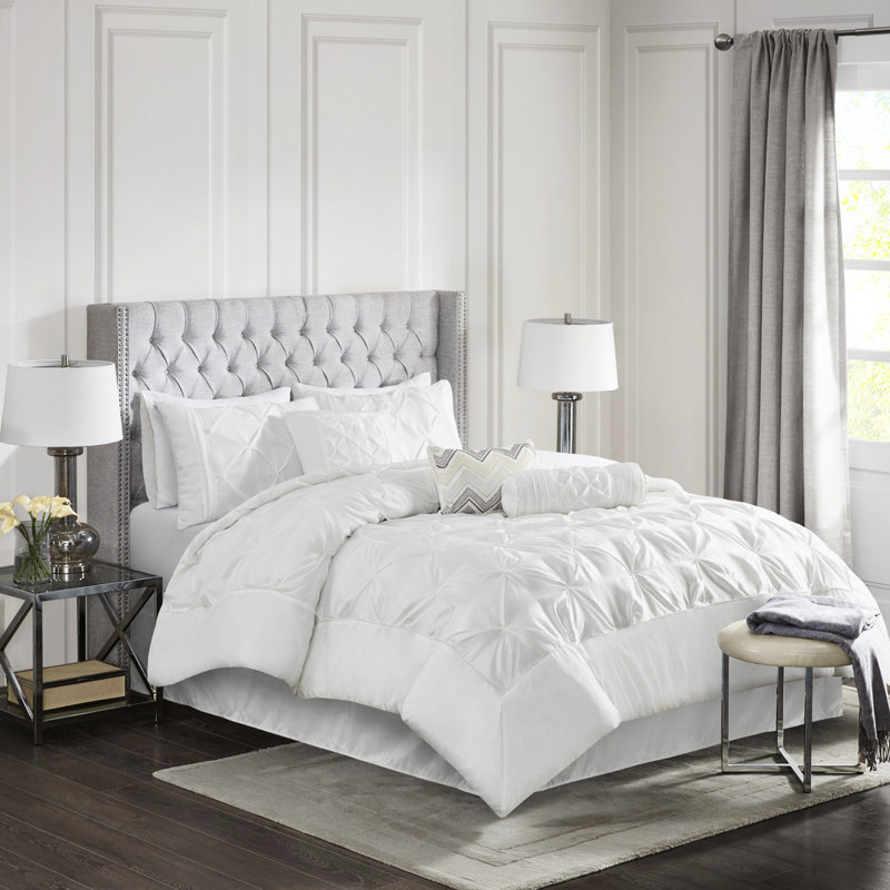 Édredon 7 pièces blanc avec broderie gracieuse et taies d'oreiller blanches