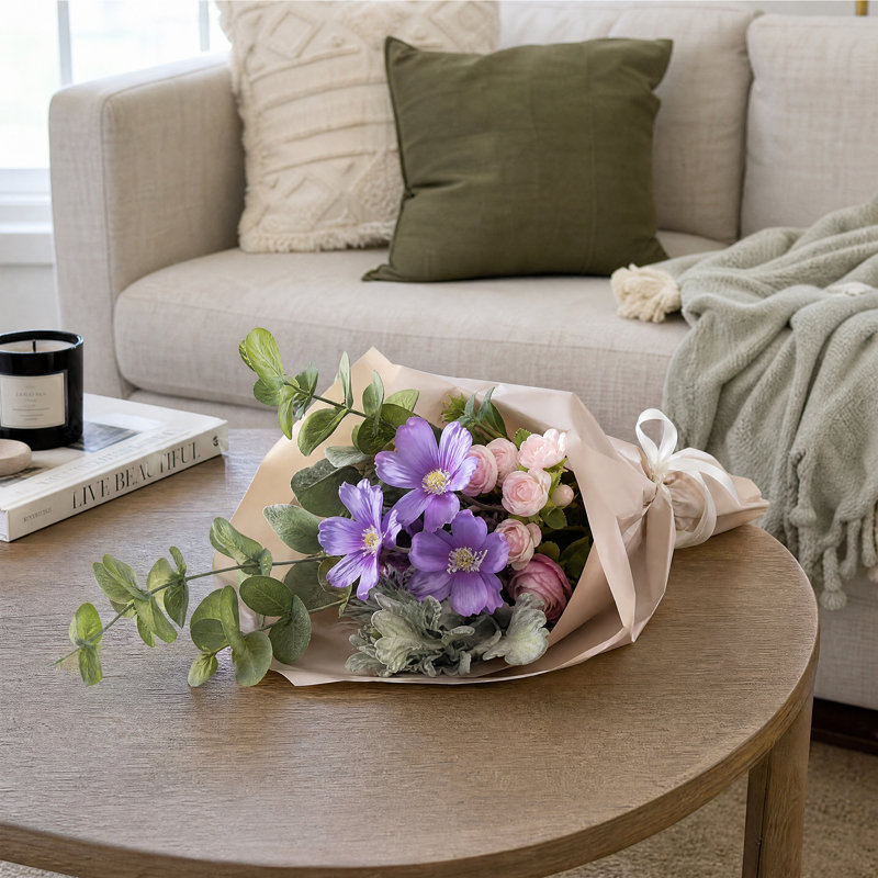 Bouquet de fleurs artificielles mélangées avec Lulian, Cosmos, Dusty Miller et Eucalyptus Radiata
