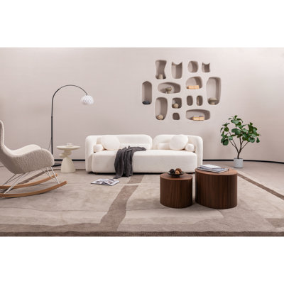 Canapé nuage de luxe pour appartement, design 3 places, confort optimal dans diverses positions, tissu blanc au design minimaliste, position assise jambes croisées, matériau respirant