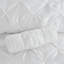 Édredon 7 pièces blanc avec broderie attrayante, taies délicates blanches et