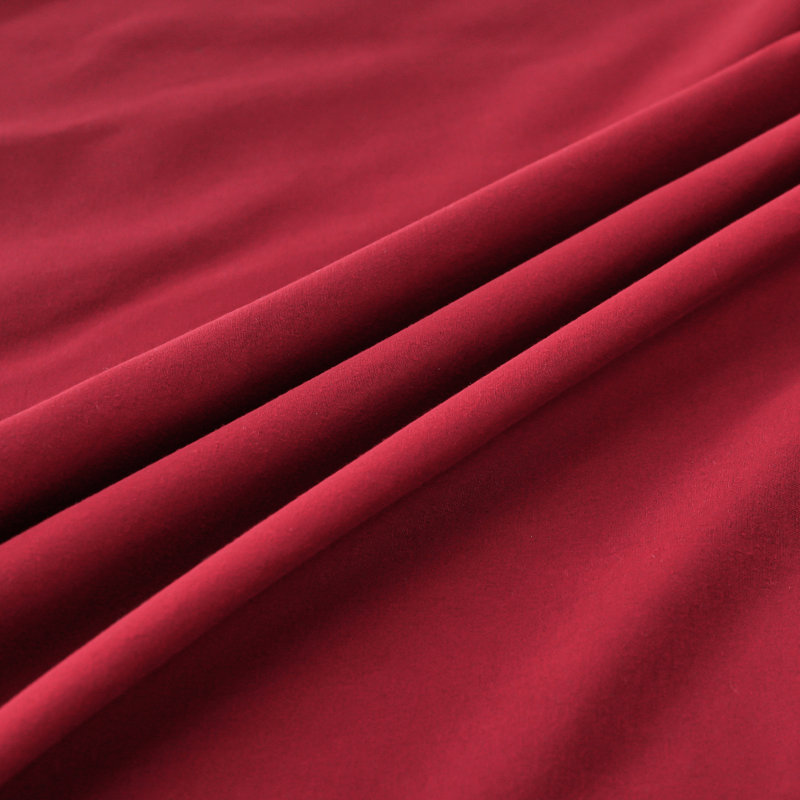 Lit quatre pièces vin rouge avec mélange de coton peau, confortable pour dormir nu, tissu de boulochage, tons de faible saturation, couverture pleine grandeur, impression sécuritaire et combinaison de teinture en nuage