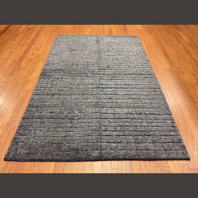 Tapis géométrique gris / blanc en laine noué à la main 5 pi x 8 pi