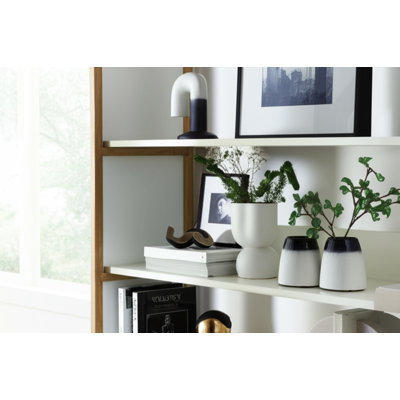 Vase en verre fabriqué à la main Ervy avec forme organique et décoration décontractée moderne pour le salon ou la tablette