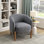 Chaise d'appoint contemporaine rembourrée grise avec structure durable et pieds en bois massif pour une assise confortable dans les salons modernes