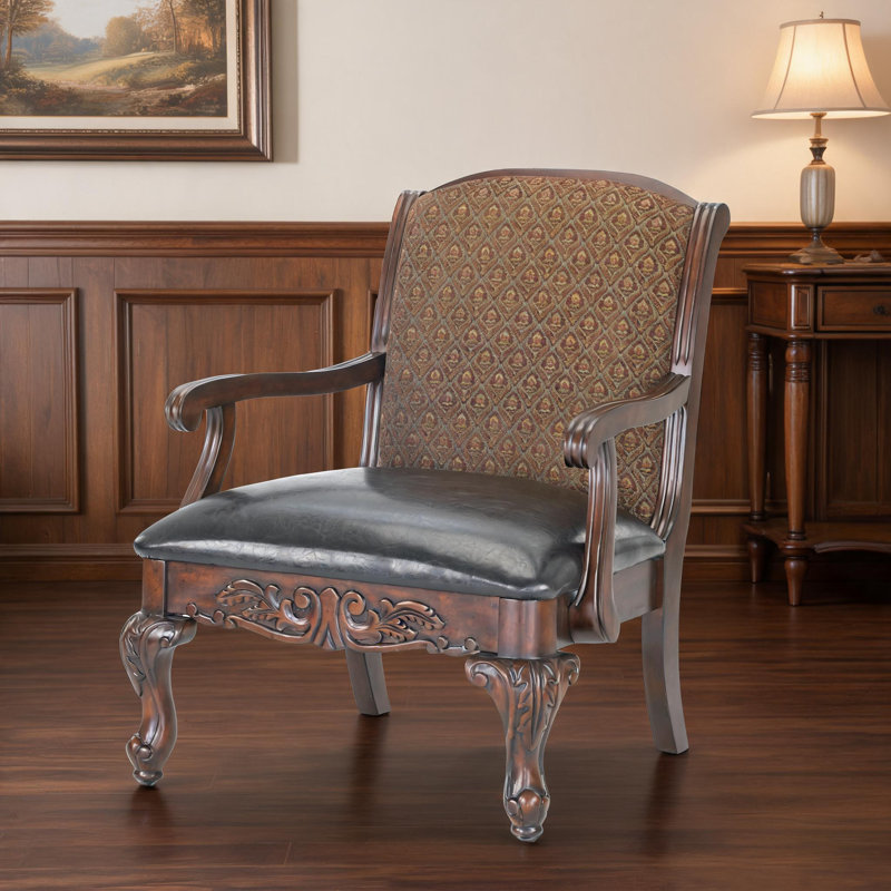 Fauteuil d'appoint en bois massif à finition brune et généreusement sculpté à la main pour le salon