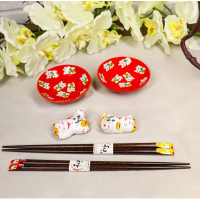 Service à sushis Maneki Neko Lucky Cats pour 2 personnes, comprenant des assiettes à sauce rouge, des baguettes et des repose-baguettes.