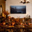 Tableau sur toile représentant un corbeau perché sur une branche noueuse près d'un lac brumeux, idéal pour l'Halloween-544657178