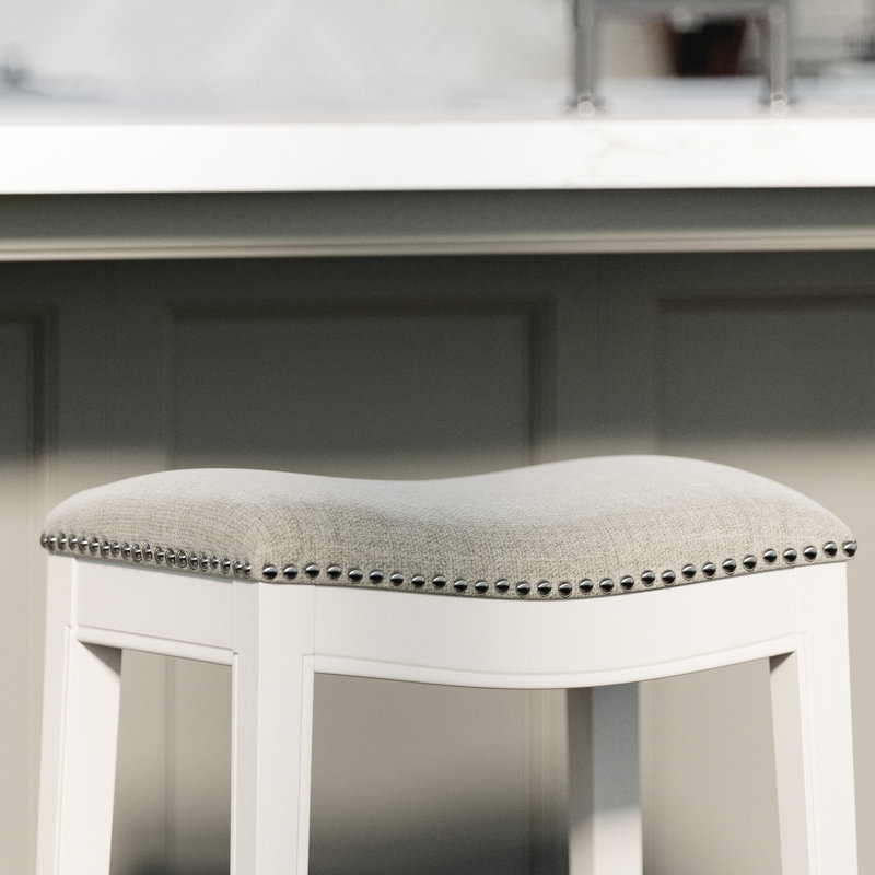 Dossier sans dossier avec hauteur de comptoir de 26 po, siège de selle, bois blanchi, revêtement gris, garniture cloutée, structure solide, protection du plancher, bois franc appliqué à la main de 26 po, l 18 po x P 12 po