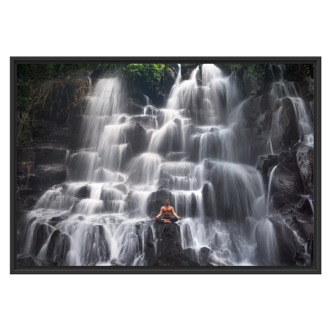 Gerahmtes Wandbild Yoga am Wasserfall in Bali