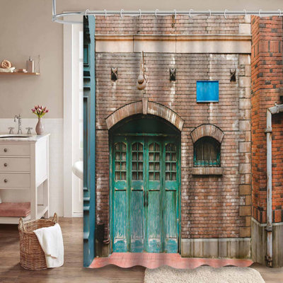 Ancien bâtiment de brique en acier avec 12 crochets