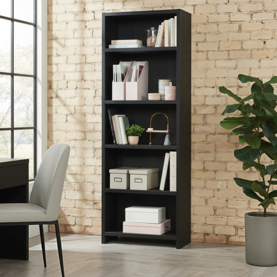 Une bibliothèque minimaliste à cinq niveaux avec une finition noire, soignée et organisée, offrant un rangement efficace.