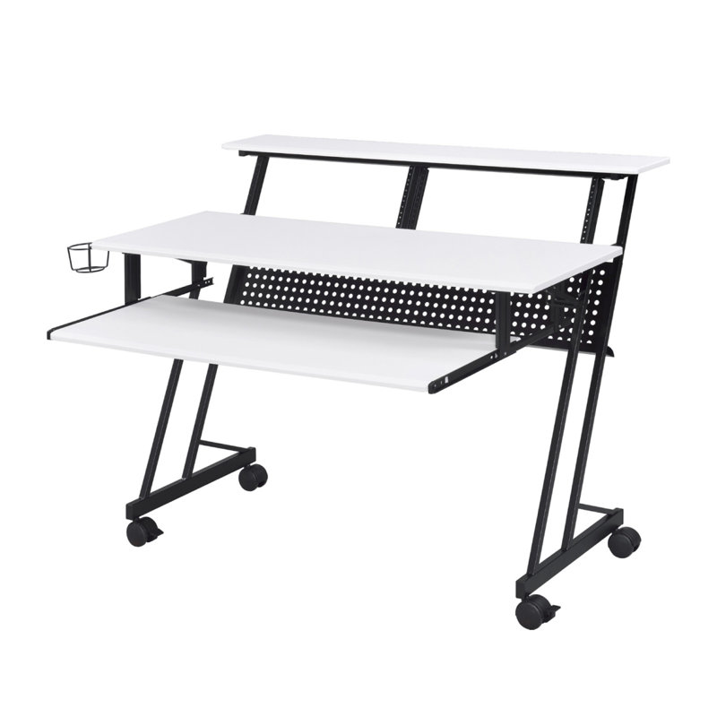 Bureau de studio d'enregistrement de musique avec plateau à clavier,, null