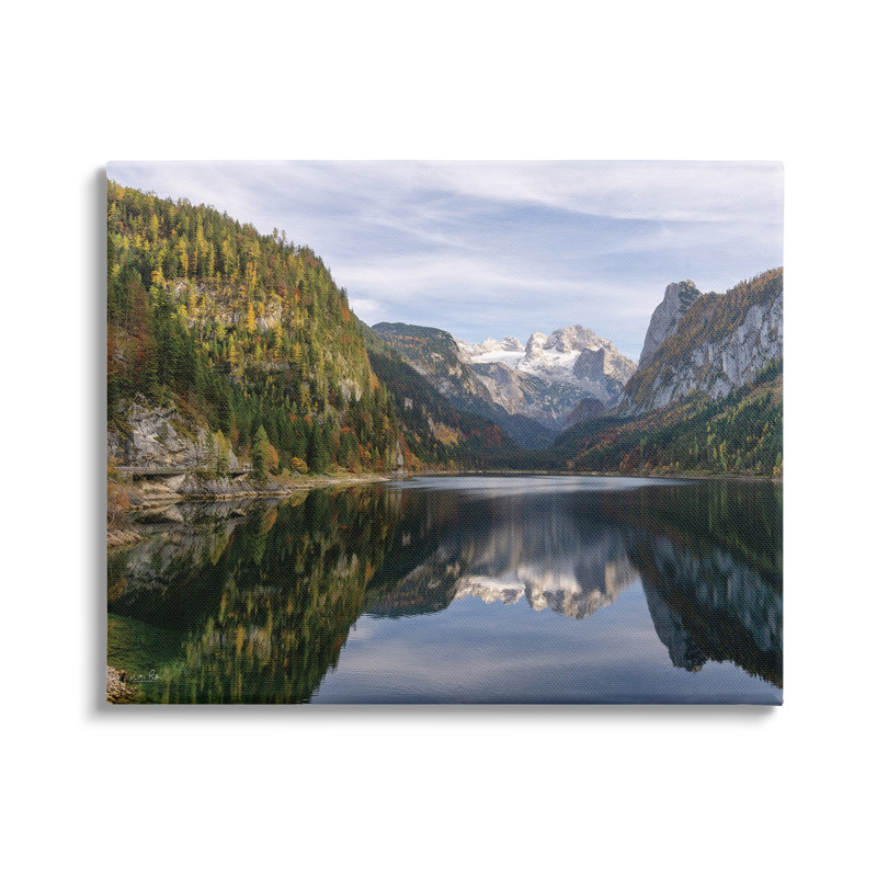 «Peaceful Mountain Lake Reflection» par Martin Podt - photographie, H 16 po x l 20 po x P 1,5 po, Toile tendue