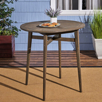 Table de bar d'extérieur en bois avec attrait rustique - plateau à lattes et structure de lattes de patio grises pour un salon contemporain