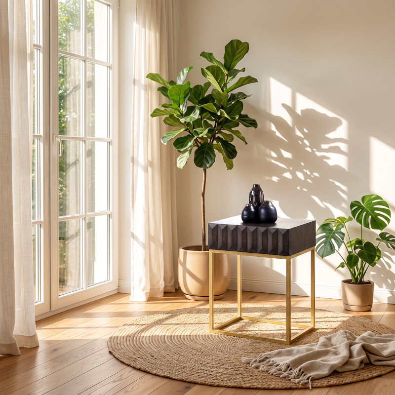 Table d'appoint contemporaine en noyer massif avec tiroir dissimulé doré, dimensions : 48 cm (L) x 42,5 cm (P) x 61 cm (H)