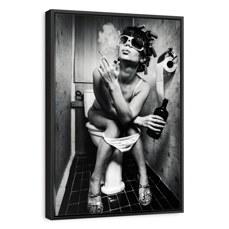 Femme dans la toilette, Cadre flottant noir, 27 po x 40 po
