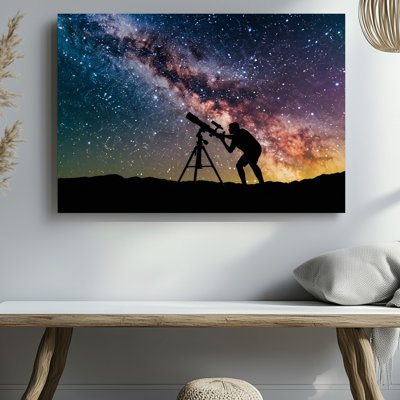 Toile Une silhouette solitaire d'une figure se penche intensément dans un art mural télescope encadré contre un superbe ciel nocturne