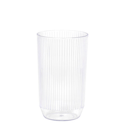 Verre à boire cannelé en plastique à l'avant de la maison