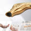 Ensemble de robinets de lavabo de salle de bain or et or sur fond or Swan