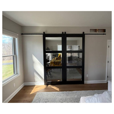 Porte de grange double robuste avec | Lucia 2555 noir mat avec verre transparent | Ensemble de 13 cintres lourds pour rail | Portes intérieures à panneau plein - 64 po x 84 po (2 * 32 x 84) - verre transparent - rail noir