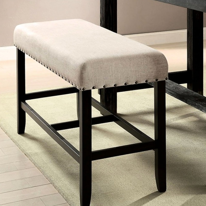 Banc en tissu beige à hauteur de comptoir avec bordure rustique et base en bois pour la salle à manger