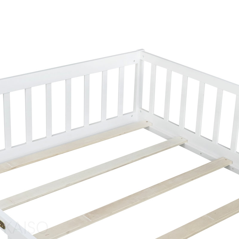 Structure de lit pleine grandeur avec clôture et porte, structure de lit en bois d'hévéa avec garde-corps de sécurité, Blanc
