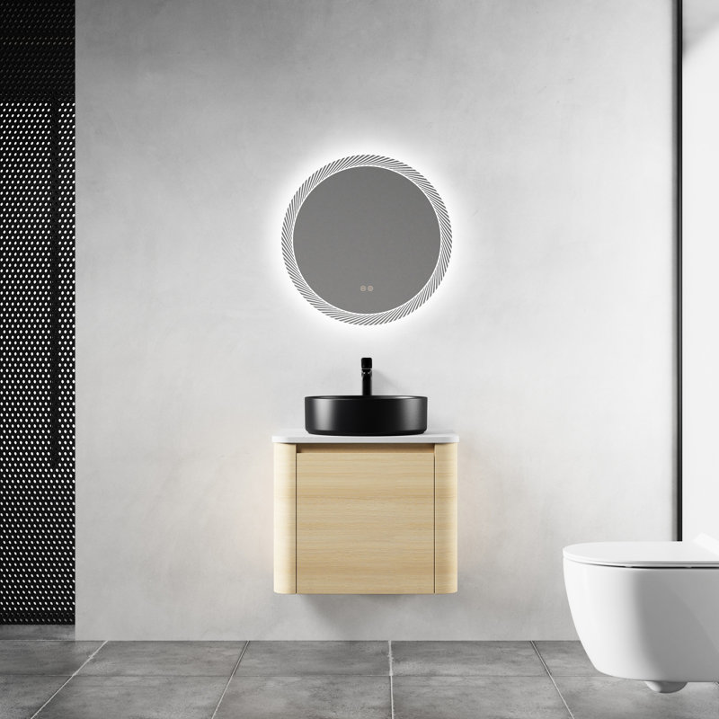 Meuble-lavabo de 61 cm (24 po) comprenant un lavabo en céramique, un comptoir en pierre blanche et une porte à fermeture amortie : une solution silencieuse et fonctionnelle.