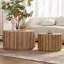 Ensemble de 2 tables basses gigognes rondes de 70 cm (27,5 po) en bois avec structure à lattes verticales, style rustique campagnard, idéales pour le salon.-133473240-133473241
