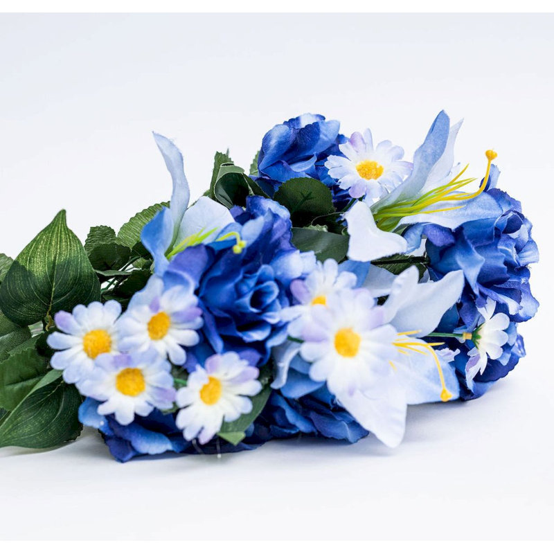 Roses; Buissons de lys et de marguerites