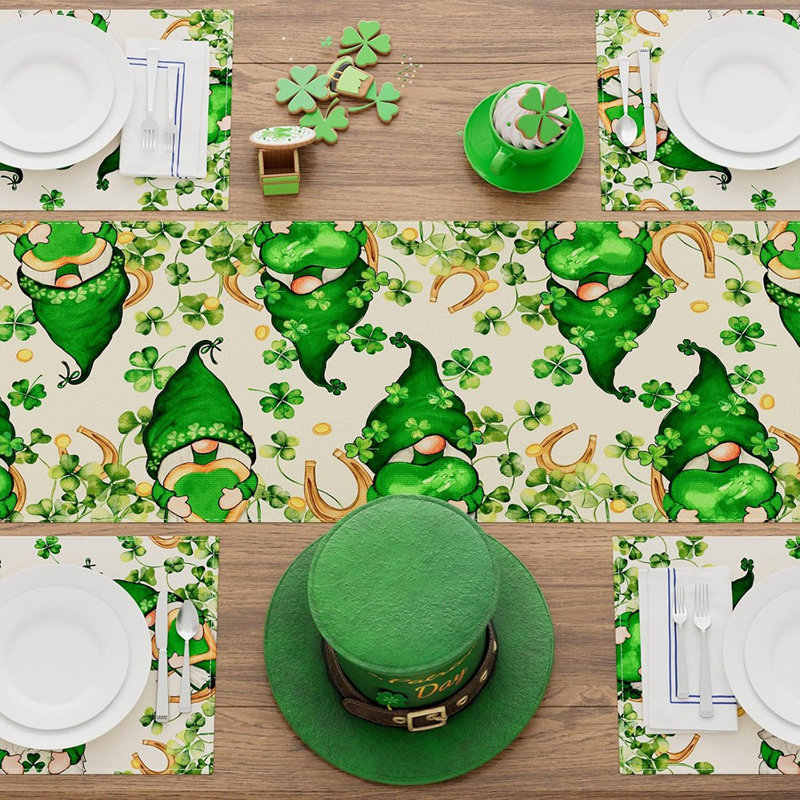 Chemin de table gnomes, trèfles verts et trèfles, fête de la Saint-Patrick et décoration de cuisine