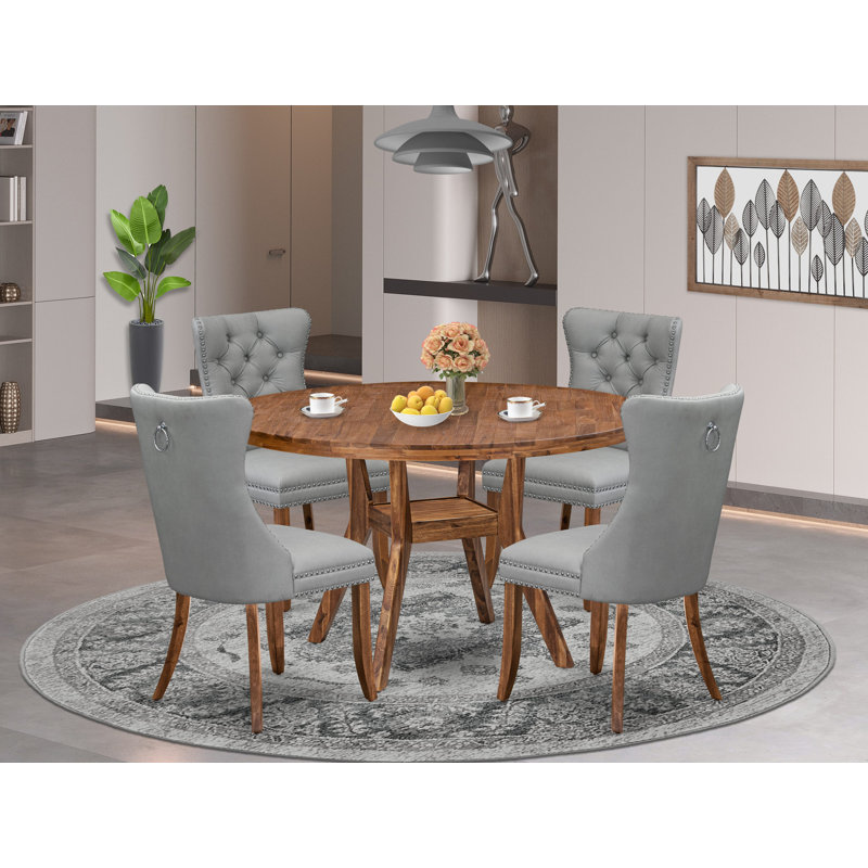 L'ensemble de salle à manger 5 pièces contient une table en bois et 4 chaises de salle à manger en tissu de polyester gris clair avec dossier capitonné, noyer antique